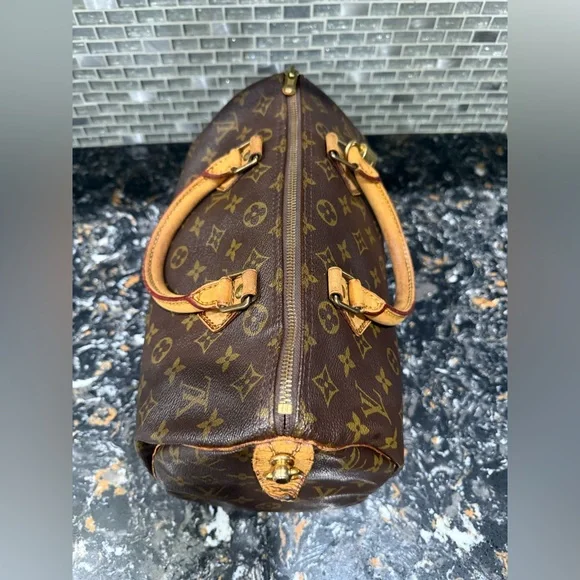 LOUIS VUITTON Speedy 30
Monogram Satchel with COA - Picture 7 of 15
